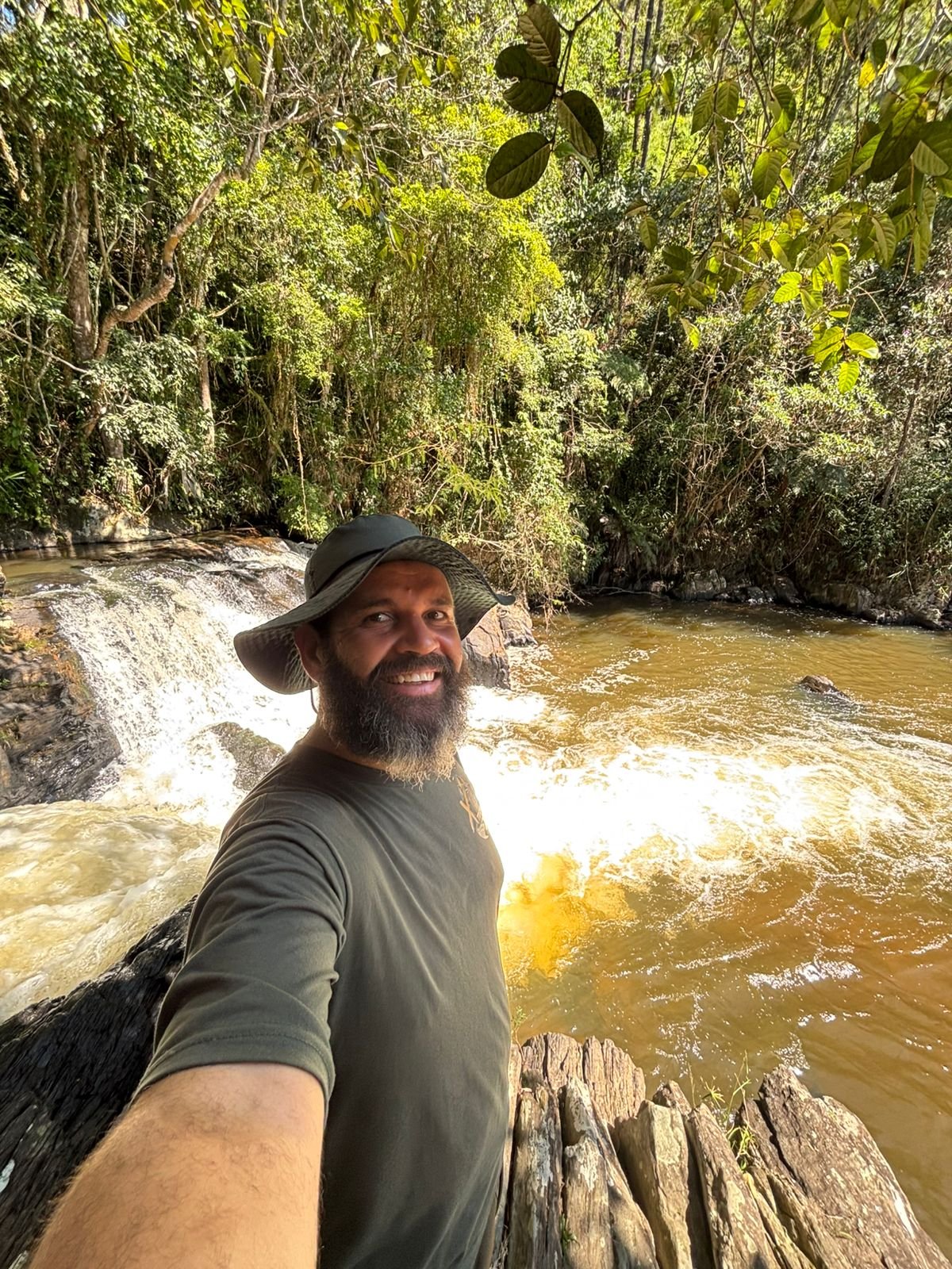 Douglas, guia de trilhas, na natureza