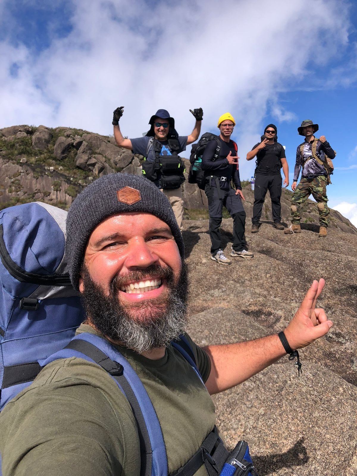 Selfie do Douglas com turma no cume da montanha