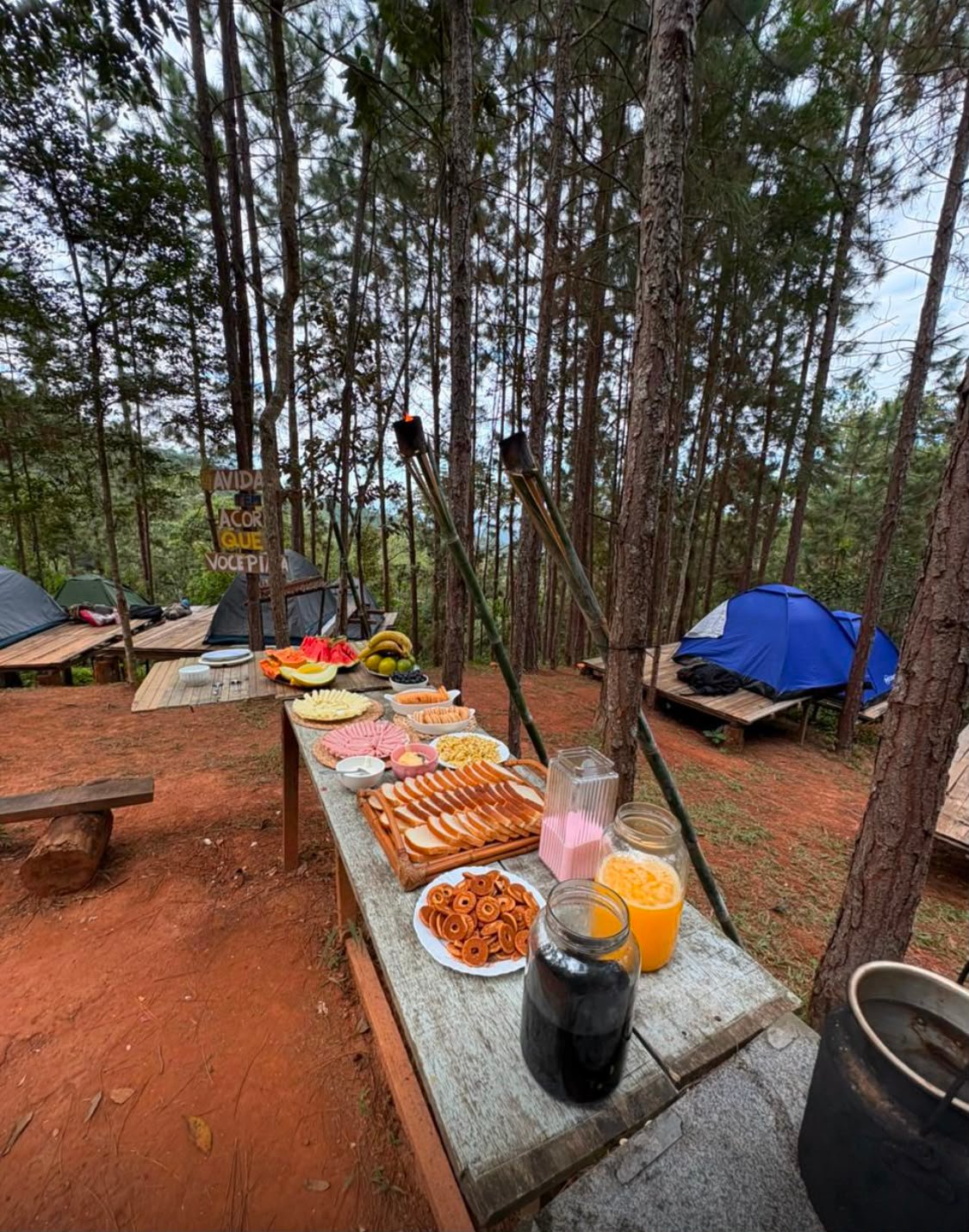 Trilheiros no cume da montanha ao amanhecer