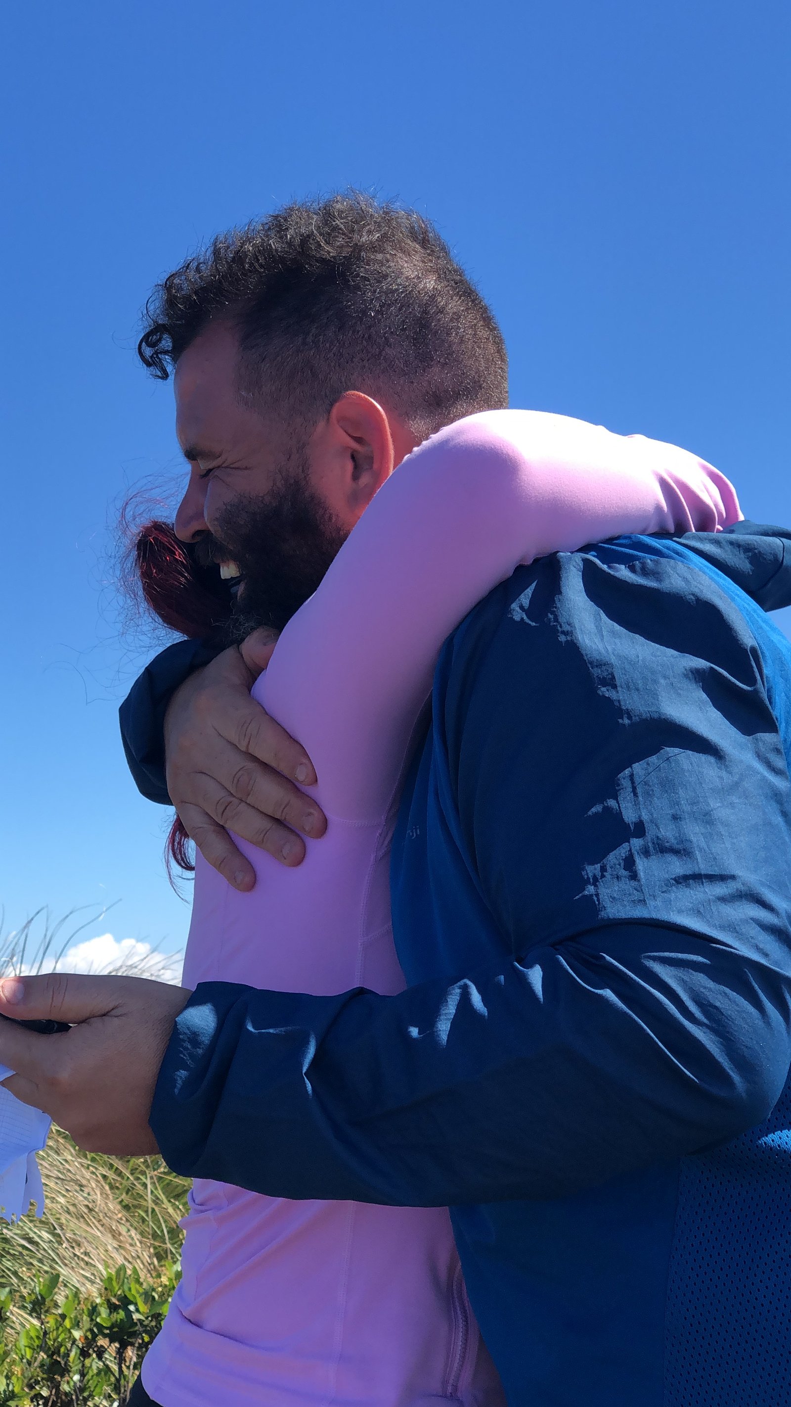 Abraço emocionante ao chegar ao cume do Pico do Marins