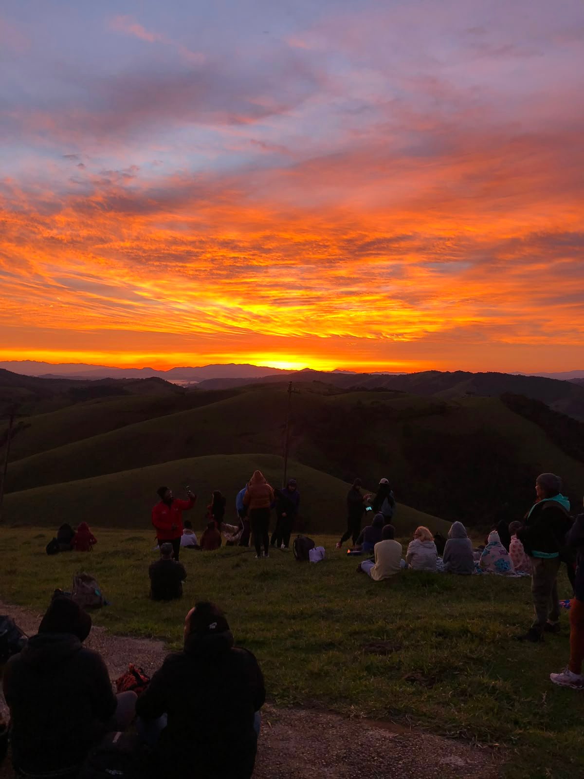 Participantes conversando no mirante com vista para o vale