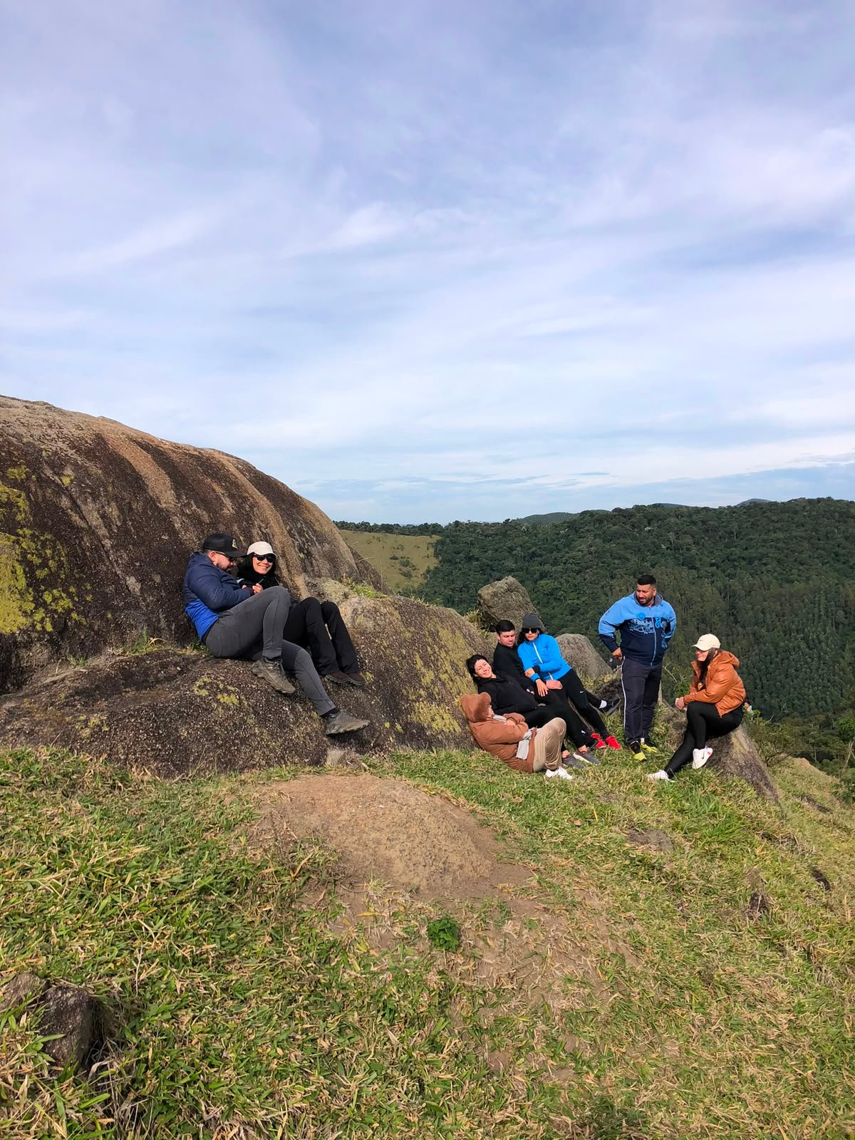 Participantes conversando no mirante ao pôr do sol